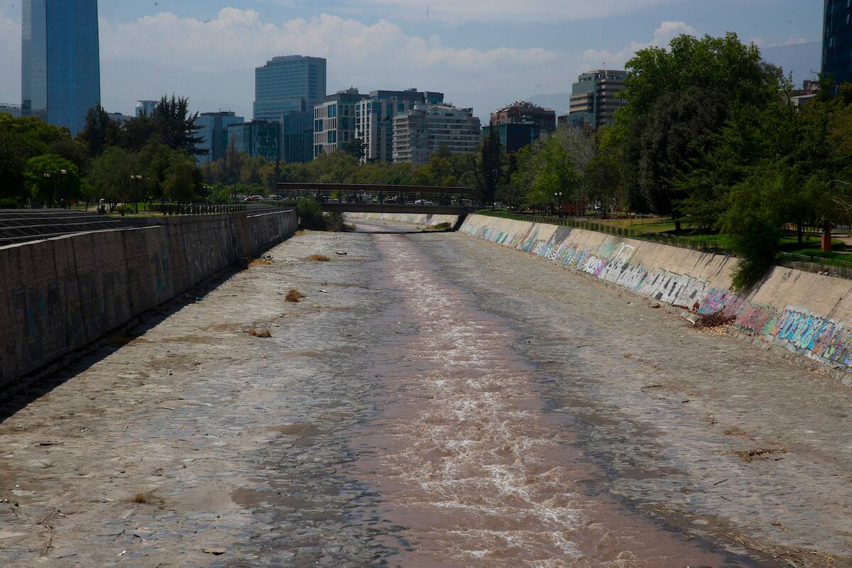 El Río Mapocho es un buen reflejo de la situación climática que atraviesa el país.