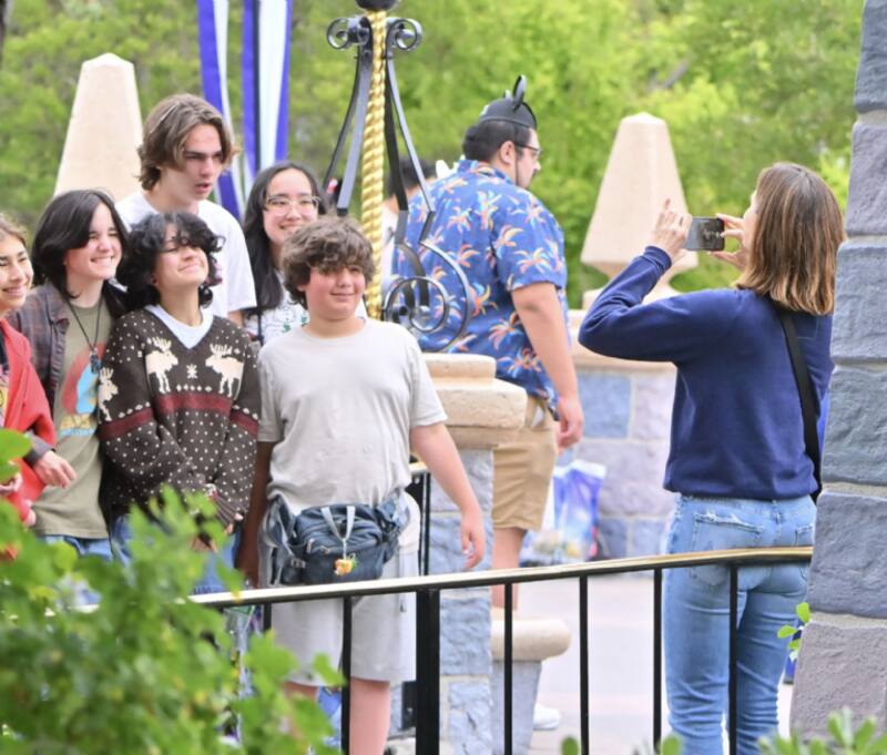 Jennifer Garner de paseo en Disneyland con la hija de JLo, Emme Muñiz, y su hija menor, Seraphina.