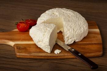 SEREMI de salud emite alerta alimentaria por quesillo infectado con Listeria