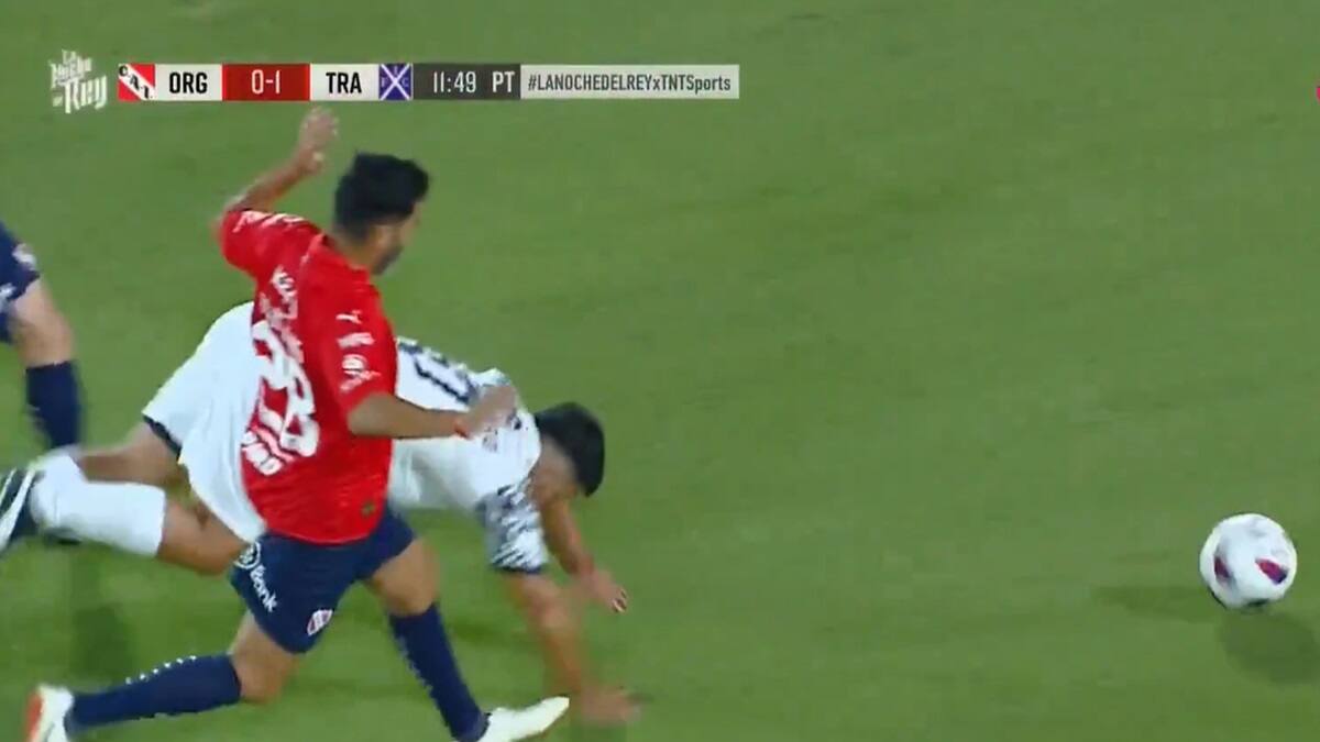 VIDEO | Ex jugador de Universidad Católica arruinó el retorno al fútbol del Kun Agüero