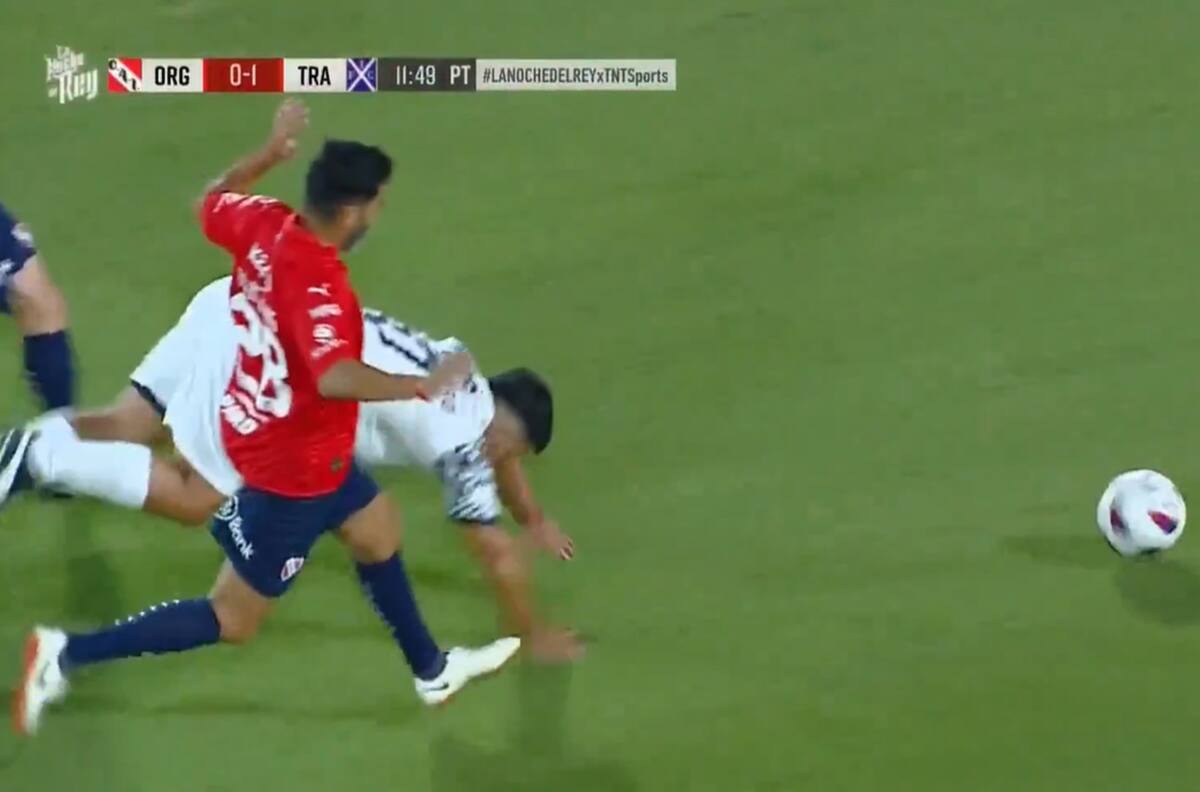 VIDEO | Ex jugador de Universidad Católica arruinó el retorno al fútbol del Kun Agüero