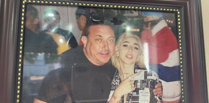 El padre de la cantante siempre destacó la que su hija seguía siendo humilde a pesar de la fama. Créditos: Captura de Youtube.