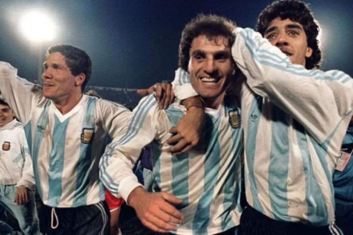 Charly junto a Oscar Ruggeri y Diego Simeone tras ganar la Copa América de 1991 en Chile.