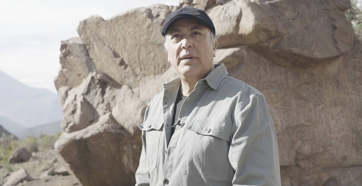 es un periodista chileno.