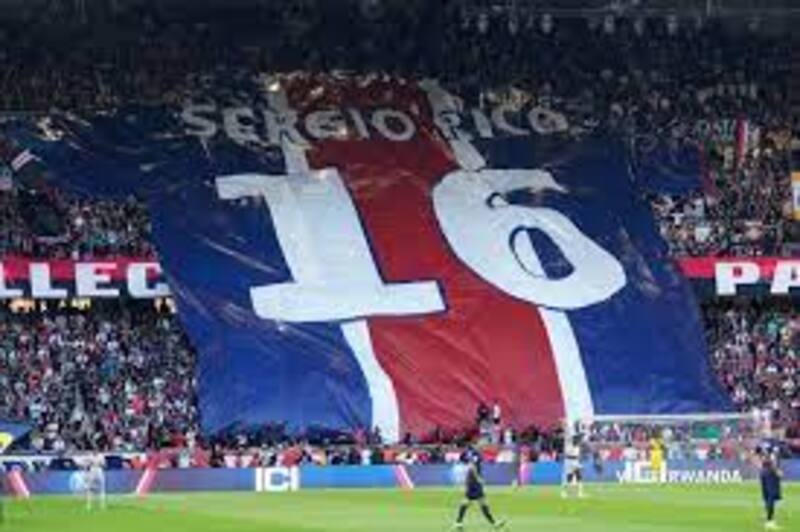 Hinchas y jugadores del PSG le rindieron homenaje a Sergio Rico tras conquistar el título de la Ligue 1