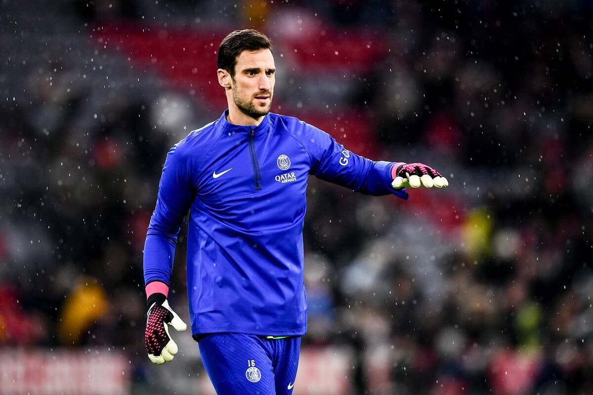 El arquero del PSG permanece internado en estado grave en un hospital de Sevilla. Agencia EFE