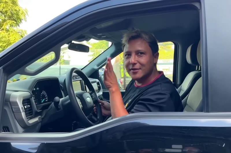 suele mostrar su auto en Que te lo Digo En Bruto. Créditos: Captura YouTube.