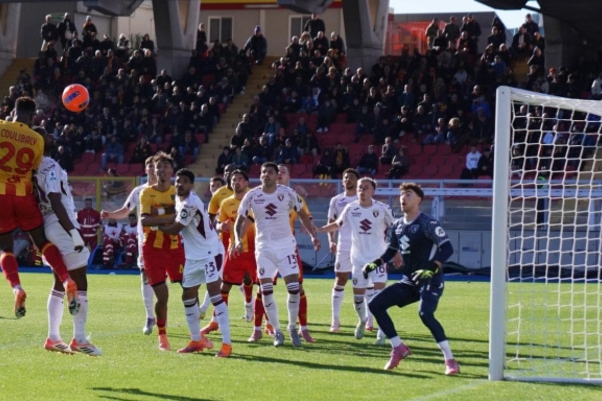 El córner de Lecce que terminó en gol de Lassana Coulibaly en el partido ante el Torino de Guillermo Maripán.
