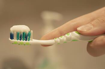 Sernac solicita información a P&G por efectos adversos asociados al uso de pastas dentales