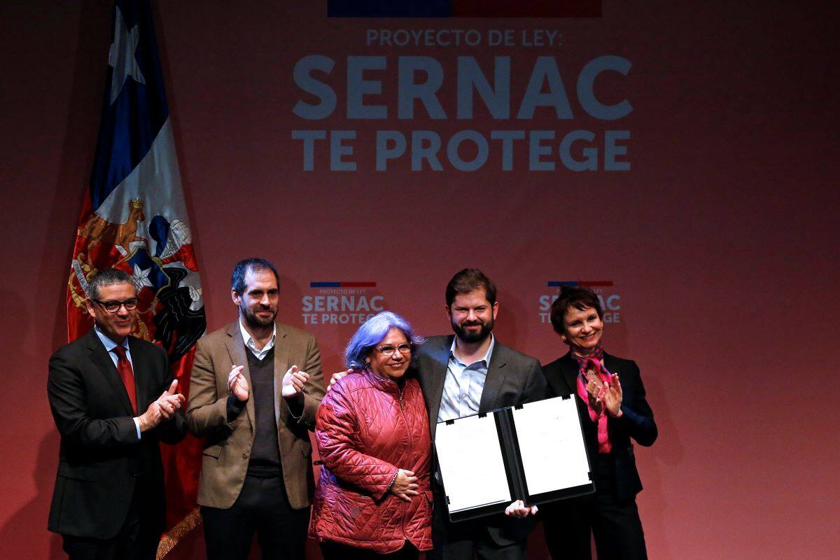 El Presidente Gabriel Boric firmó el proyecto que fortalece al Sernac desde el teatro municipal de San Joaquín.