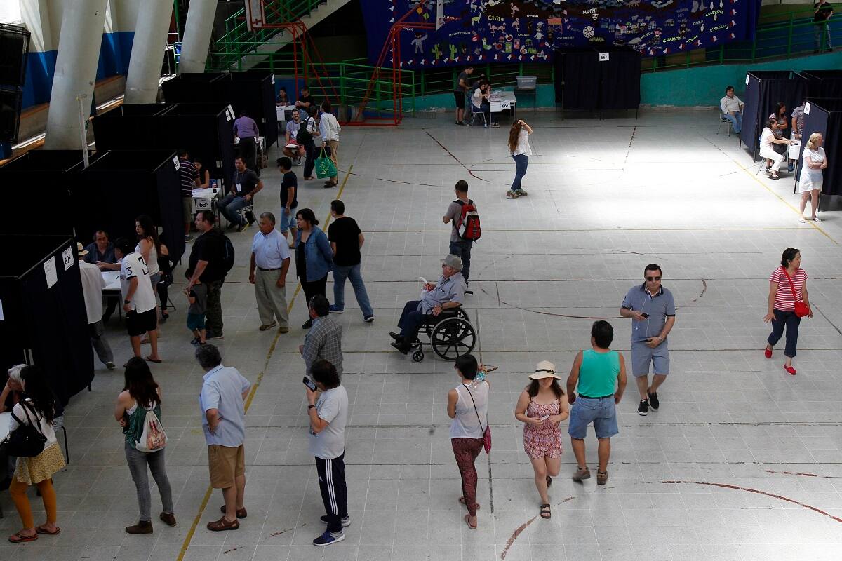 Santiago, 17 de diciembre de 2017
El Servicio Electoral informó que sobre un universo de 42.890 mesas receptoras de sufragios, dispuestas en territorio nacional, se encuentran instaladas un total de 42.617, equivalente al 99,36 por ciento.
Christian Iglesias/Aton Chile