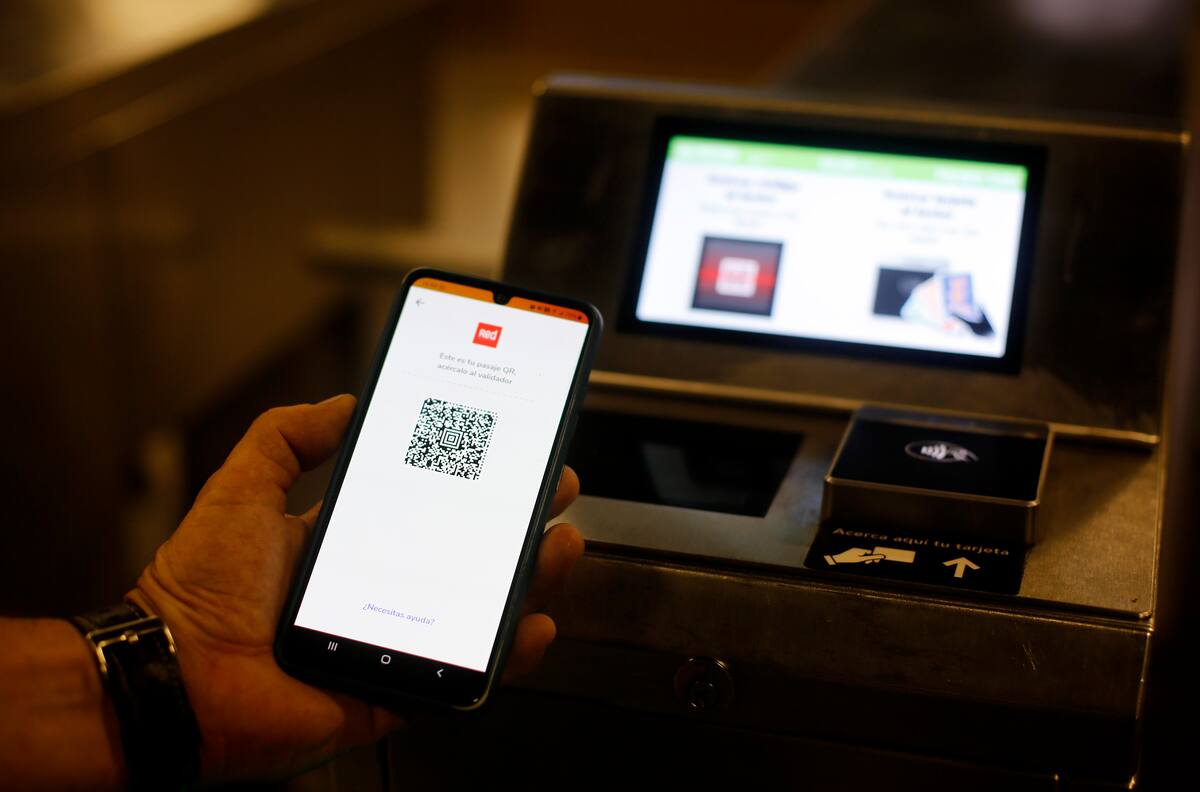 Usuarios de Metro y buses enfurecidos tras fallo del sistema QR de Tarjeta Bip!