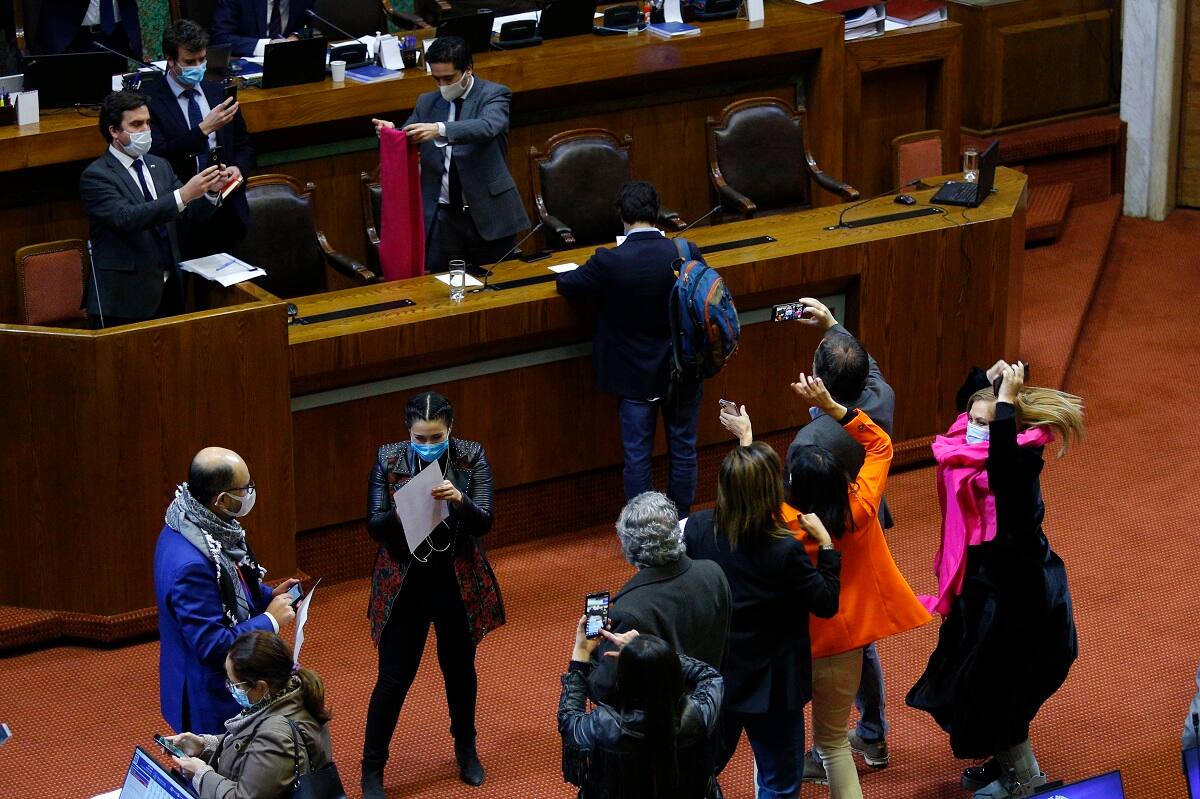 Valparaiso, 08 de julio 2020
Diputados de oposicion son fotografiados celebrando la sesion de la Camara de Diputados la cual aprobo proyecto de reforma constitucional que permite retirar parte de fondos previsionales durante estado de excepcion por pandemia.
Raul Zamora/Aton Chile