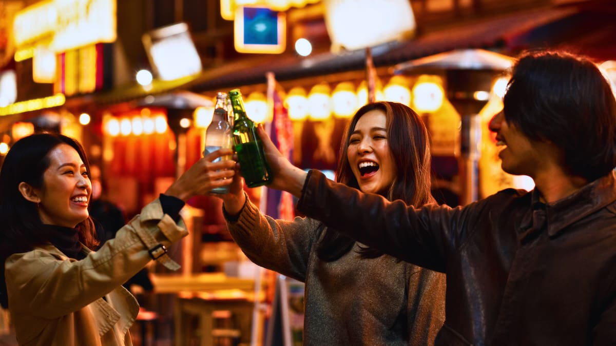 Un pedacito de Corea en Ñuñoa: el bar con pollo frito, ramen y soju que se vuelve un panorama imperdible en otoño