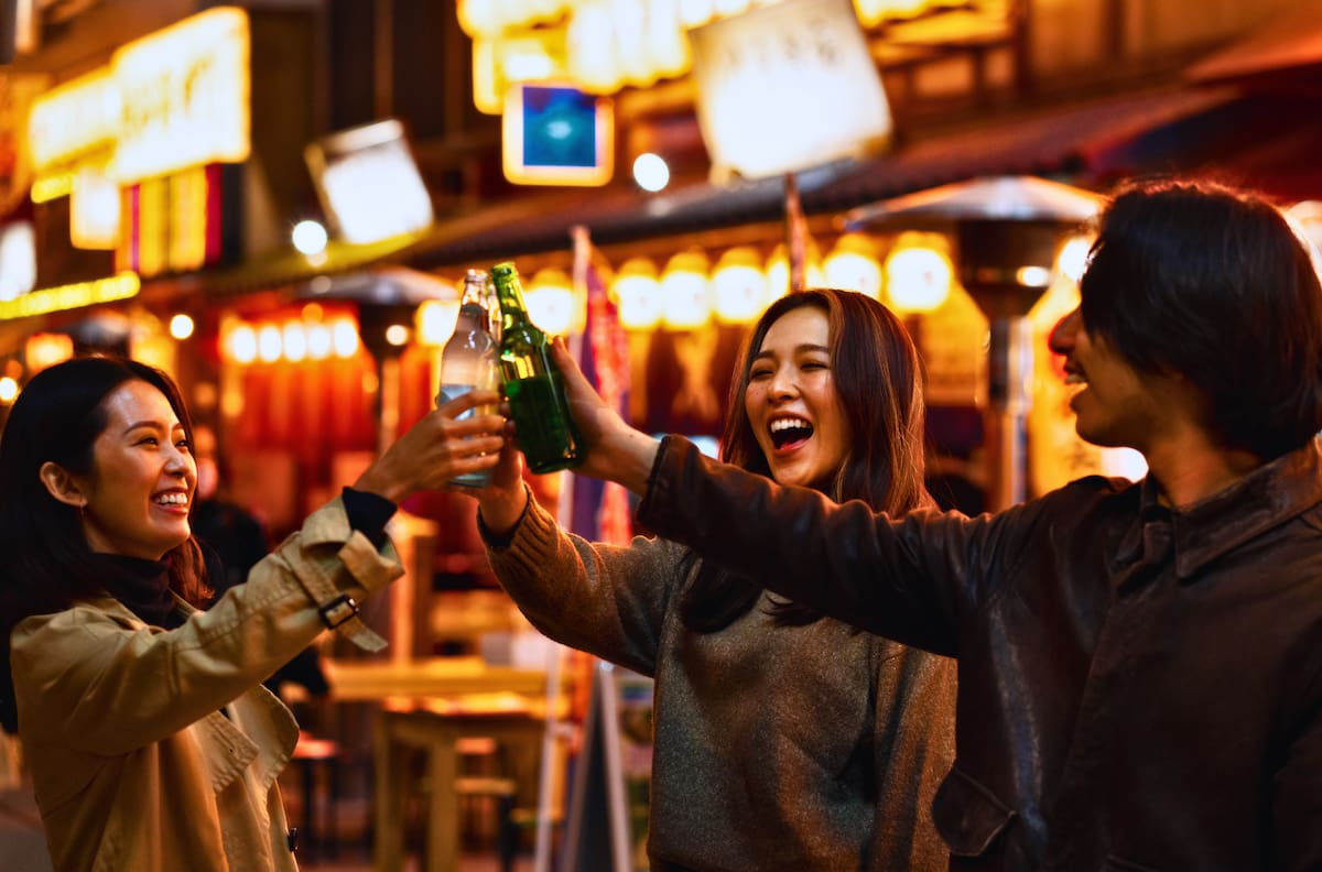 Un pedacito de Corea en Ñuñoa: el bar con pollo frito, ramen y soju que se vuelve un panorama imperdible en otoño