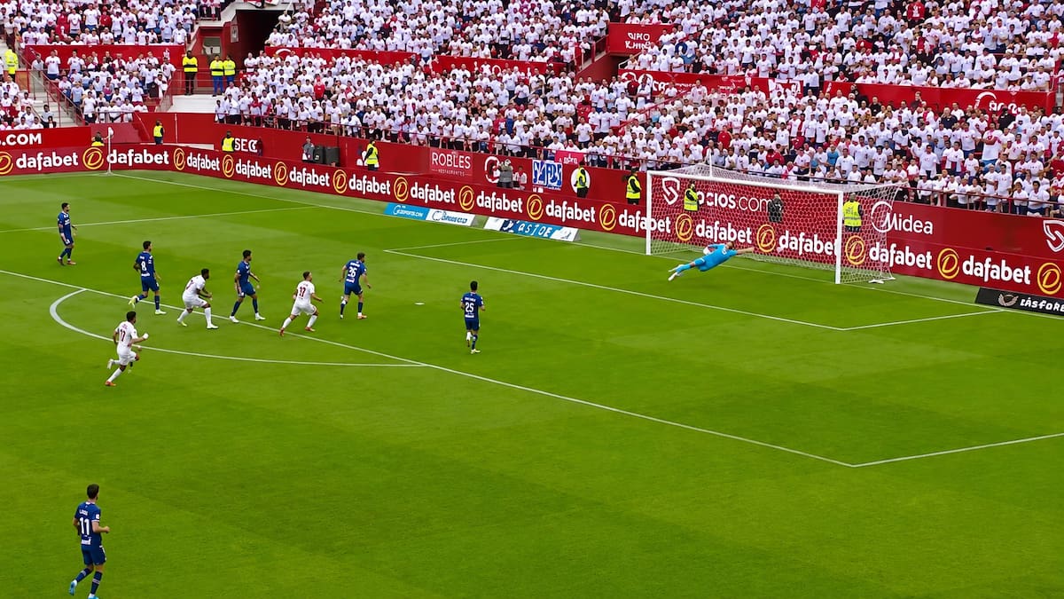 VIDEO | Con asistencia fortuita de Alexis: el gol agónico del Sevilla que hizo estallar el Sánchez Pizjuán