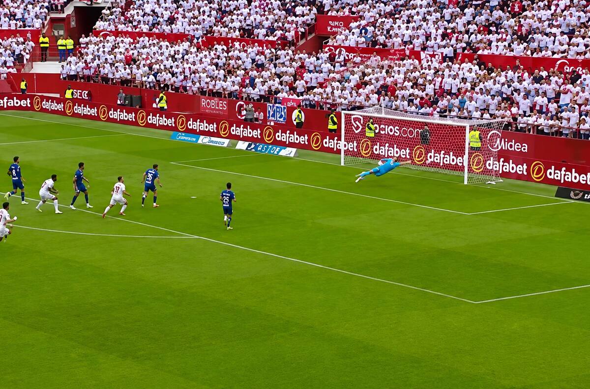 VIDEO | Con asistencia fortuita de Alexis: el gol agónico del Sevilla que hizo estallar el Sánchez Pizjuán
