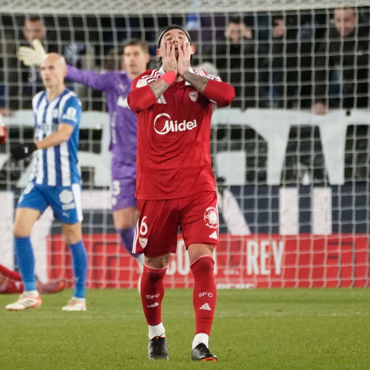 Alerta máxima: Sevilla cae a zona de descenso y se complica más el panorama para Alexis y Suazo