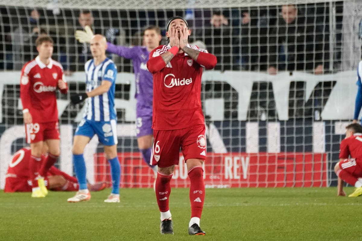 El equipo de los chilenos está en zona de descenso directo en España. Foto: EFE.