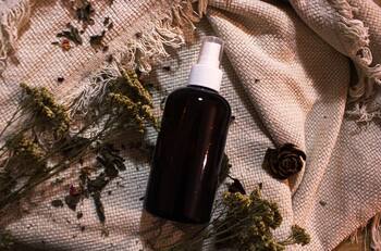 El ingrediente de cocina que cubre las canas y puedes agregar a tu shampoo favorito