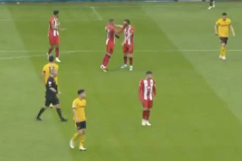 Vinícius Souza y Jack Robinson protagonizaron una pelea en pleno partido.