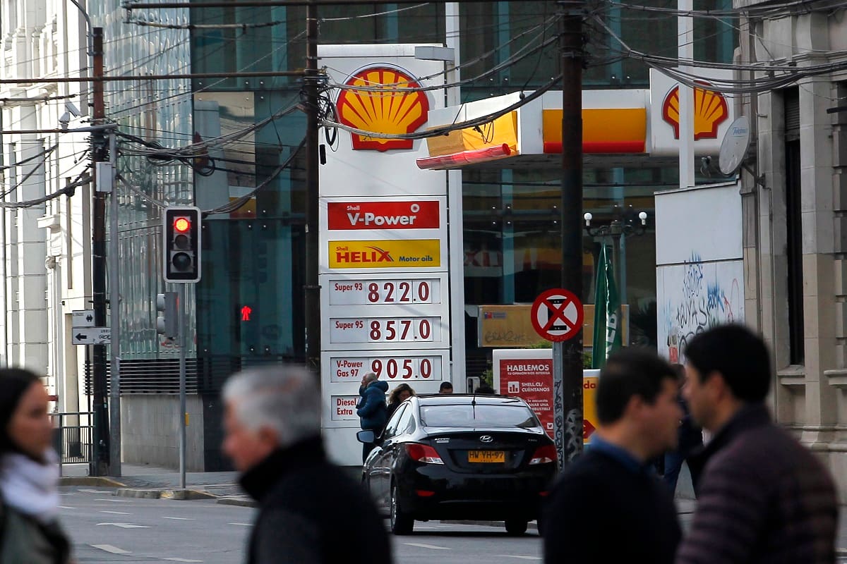 Distribuidoras minoristas de combustible presentan demanda en contra de empresa de grupo Luksic que tiene el control de Shell.