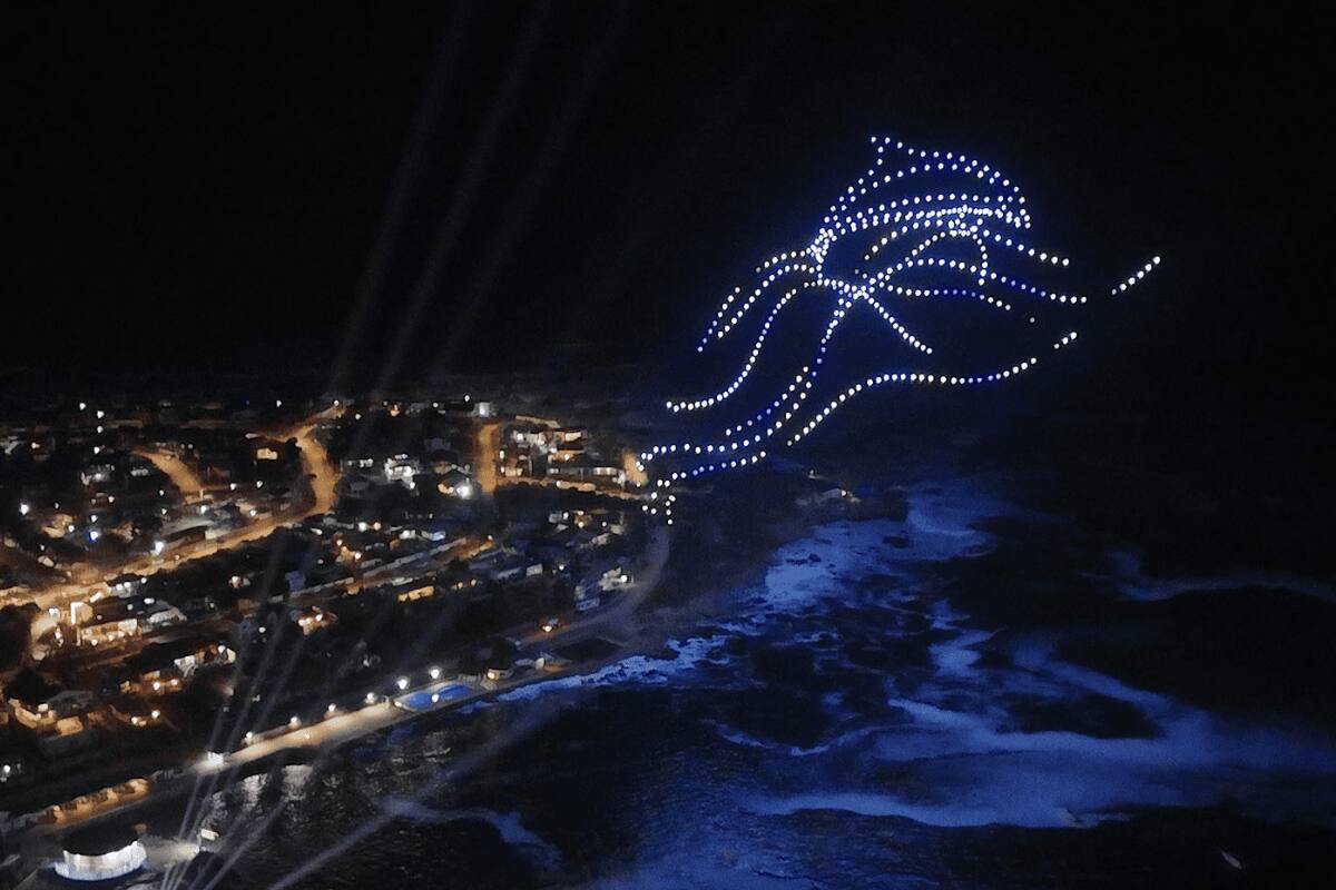Con formas que representan cada ciudad, el espectáculo reemplaza o acompaña los tradicionales fuegos artificiales. Créditos: Lumasky Drone Show.