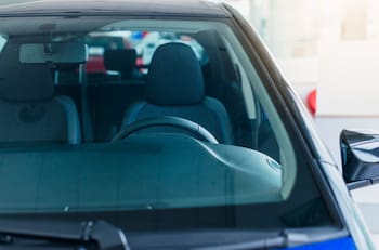 Esto es lo que NUNCA debes hacerle a tus parabrisas durante el invierno