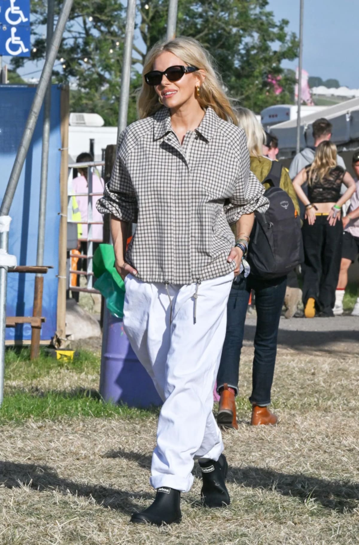Sienna Miller. La cantante destacó por su look bronceado sin llamar tanto la atención.