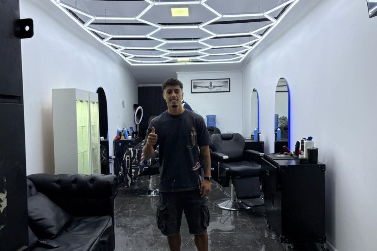 Cristóbal Huerta en su barbería, High Barbershop.