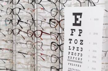 Por irregularidades y posibles delitos: SII investiga a más de 600 ópticas de Santiago Centro