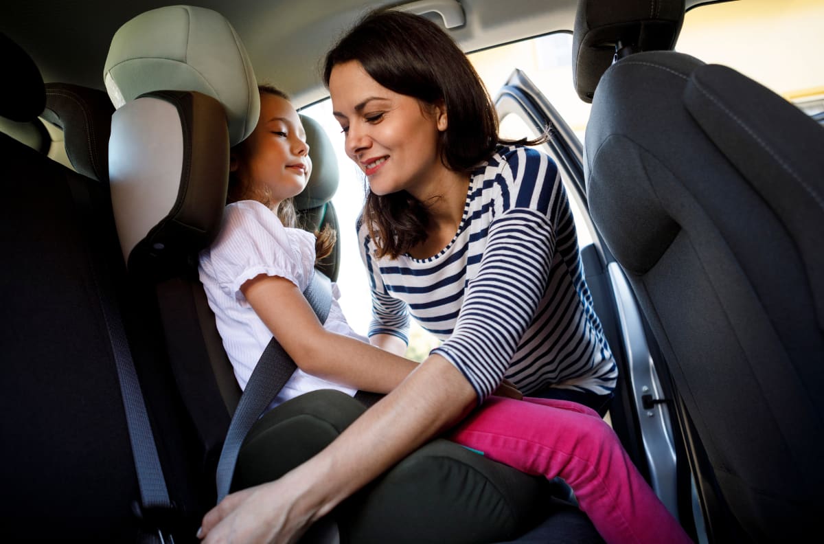 ¿Hasta qué edad los niños deben ir en una silla de auto? De no cumplirse las multan alcanza los $197.000