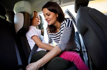 ¿Hasta qué edad los niños deben ir en una silla de auto? De no cumplirse las multan alcanza los $197.000