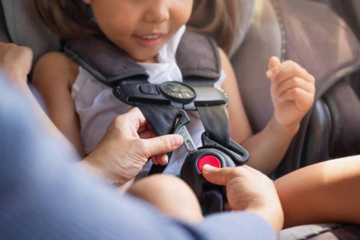 La ley establece qué tipo de sistema de retención infantil deben usar los menores al momento de andar en automóvil.