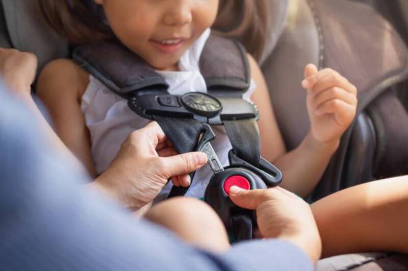 La ley establece qué tipo de sistema de retención infantil deben usar los menores al momento de andar en automóvil.