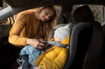Alzadores y sillas para auto: ¿Cuál corresponde según la edad?