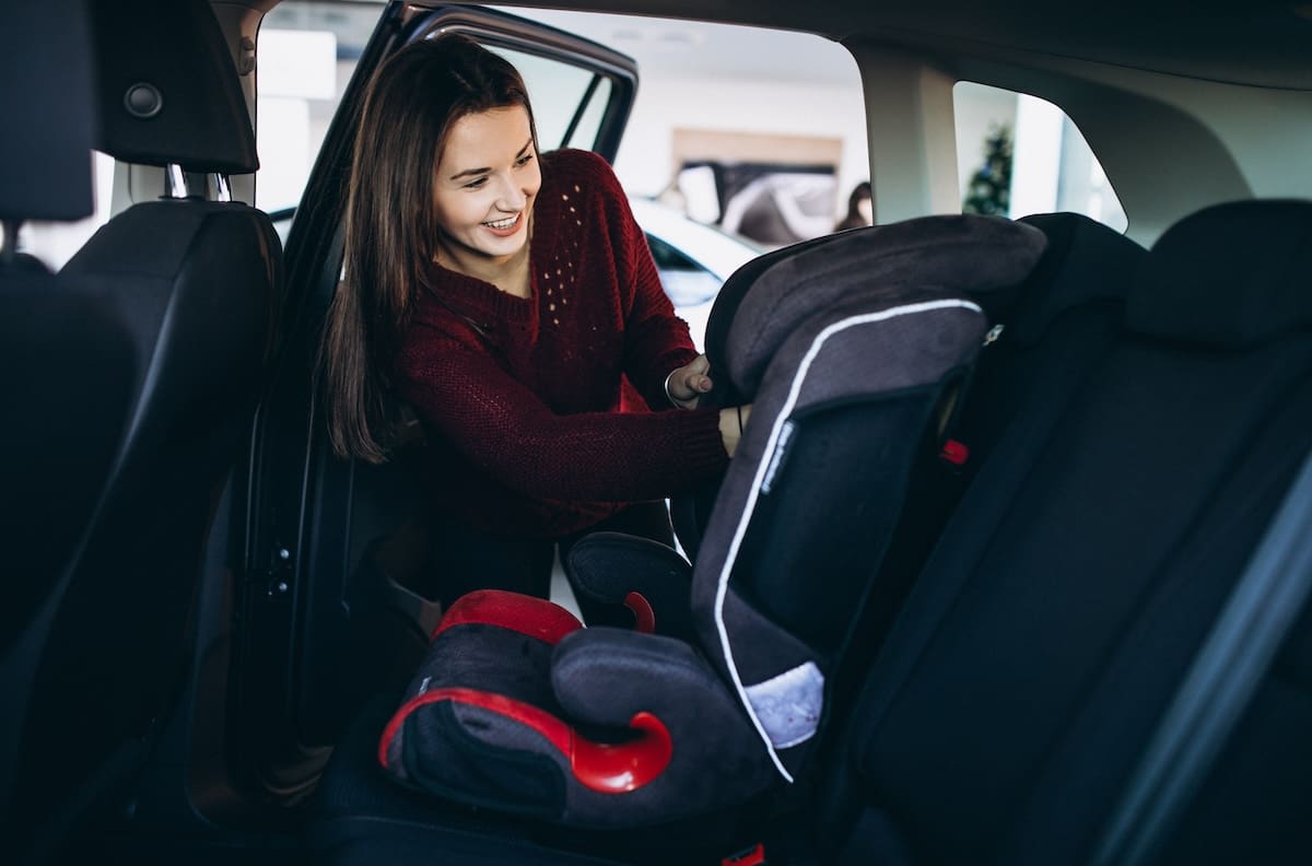 Prohíben venta de sillas infantiles para autos de marca chilena: fue demandada y aseguran que no tiene certificación
