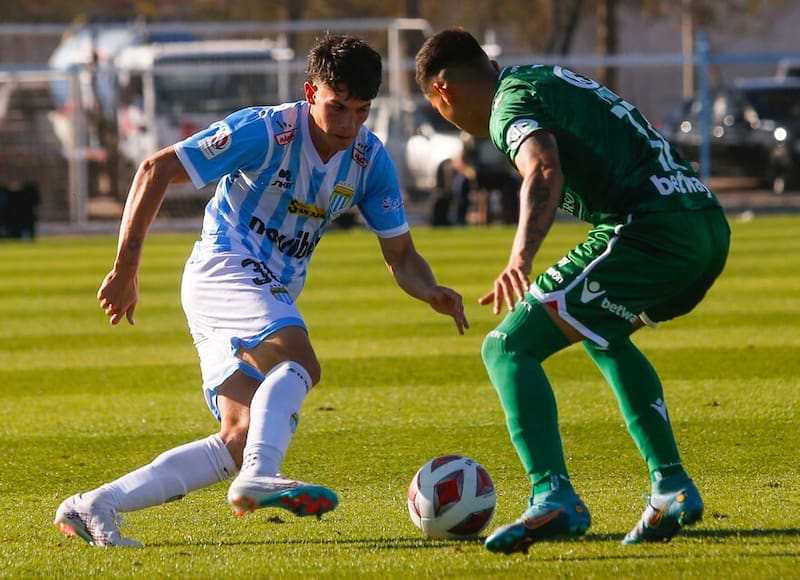 El futbolista Simón Contreras jugando por Magallanes. Foto: Aton.