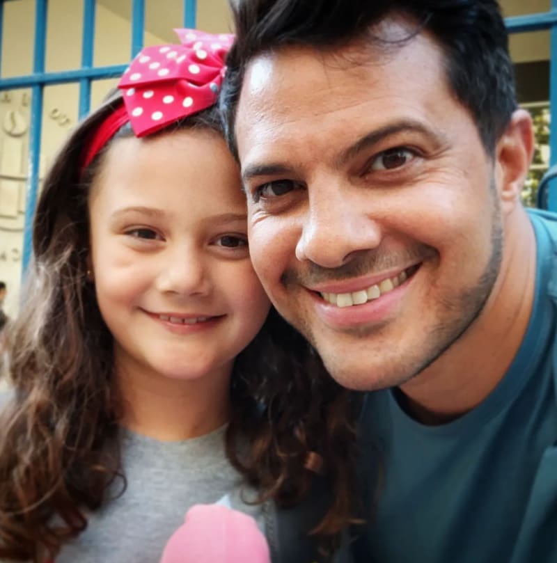 Simón Oliveros posa junto a su hija, Nina.