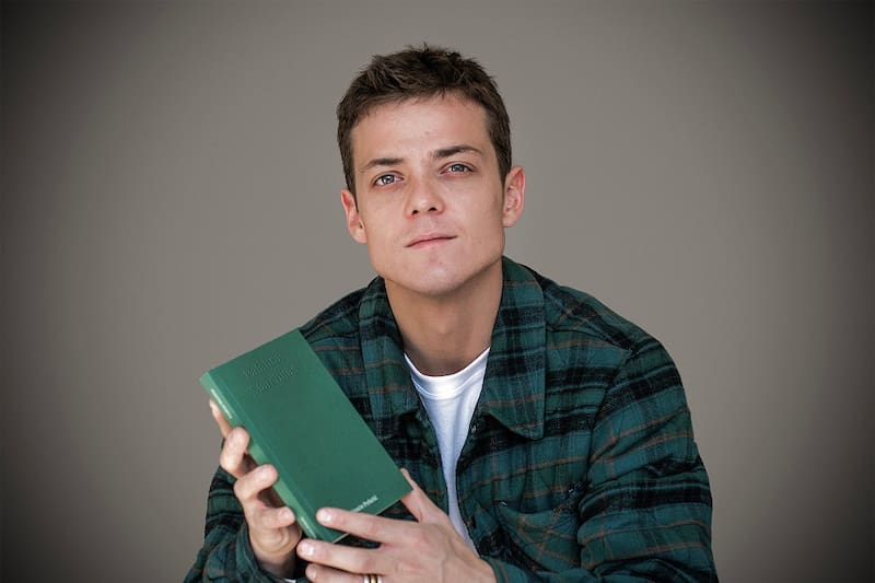 Simón Pesutic lanza libro de poesía
