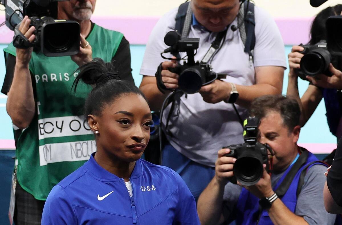 Otra mala para Simone Biles en París 2024: Rebeca Andrade le arrebata el oro en suelo