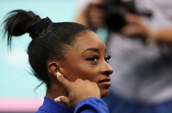 “Malditamente miserables”: feroz respuesta de Simone Biles por críticas a su esposo