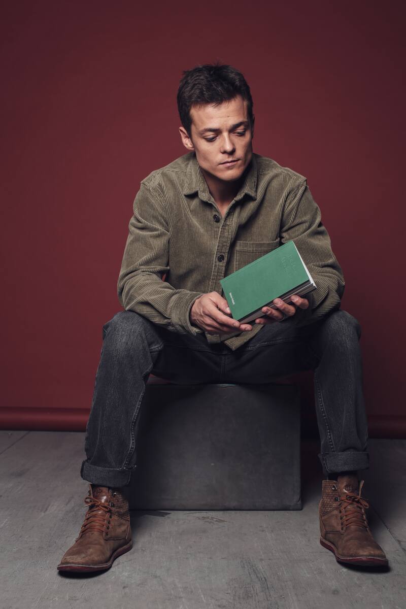 Simón Pesutic lanzó su libro de poemas "Palabras Marchitas"