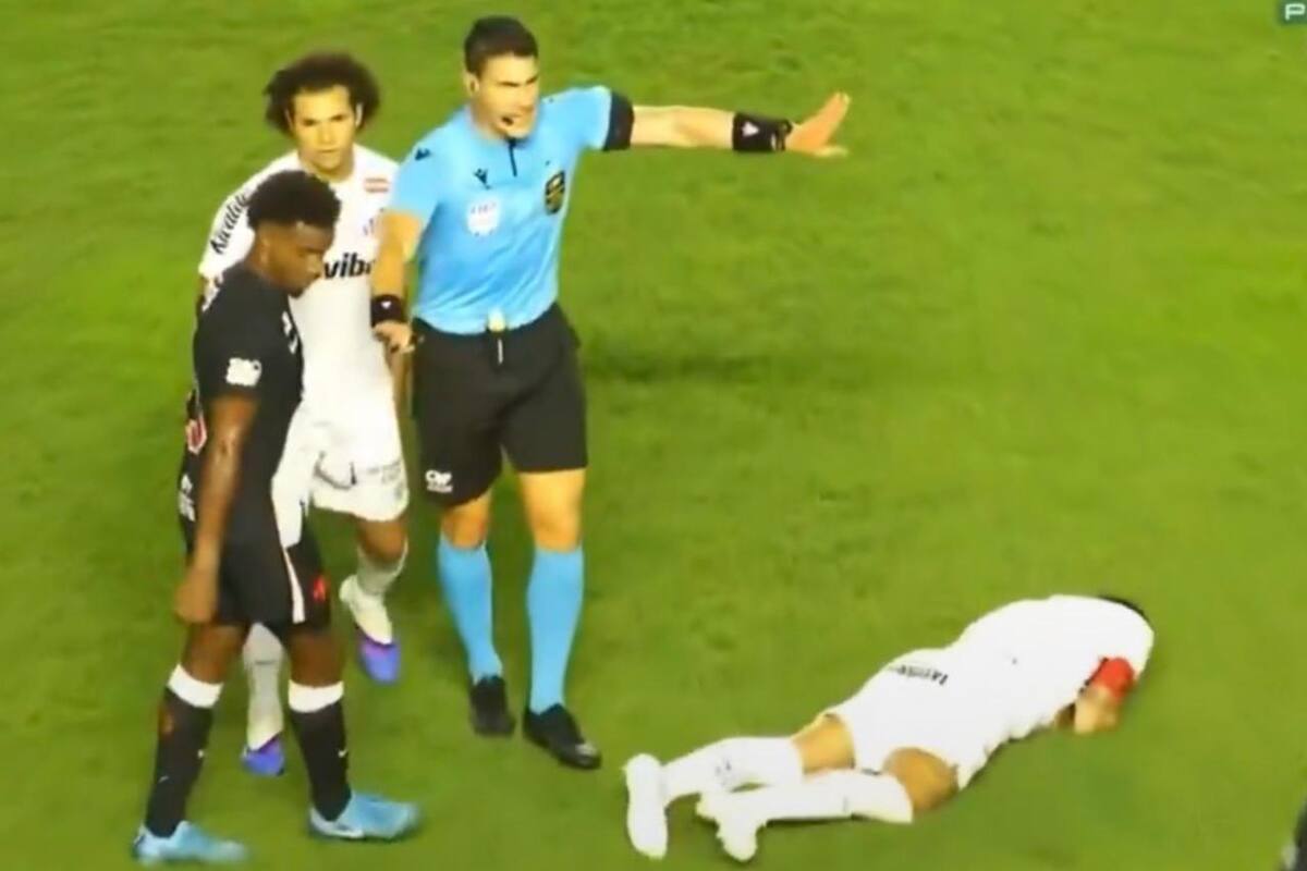 El delantero brasileño fingió recibir un cabezazo por parte de un rival.