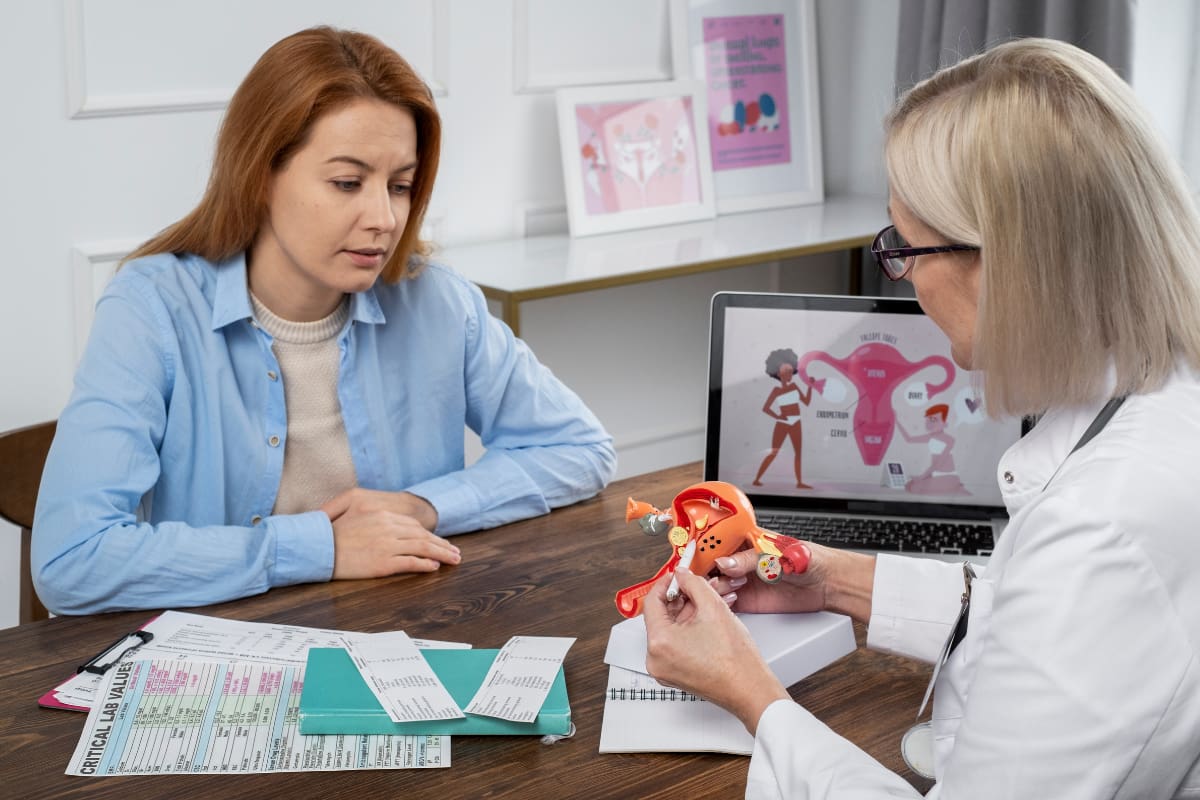 Por años, la poca presencia femenina en los estudios clínicos llevó a que se estancara el desarrollo de la medicina enfocada en la salud de las mujeres. Créditos: Freepik.