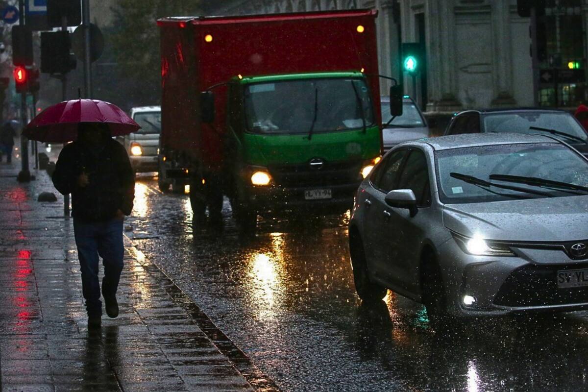 El paso del fenómeno dejará fuertes lluvias y ráfagas en al menos tres regiones del país. Créditos: Javier Salvo/Aton Chile.