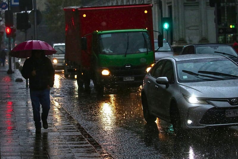 El paso del fenómeno dejará fuertes lluvias y ráfagas en al menos tres regiones del país. Créditos: Javier Salvo/Aton Chile.