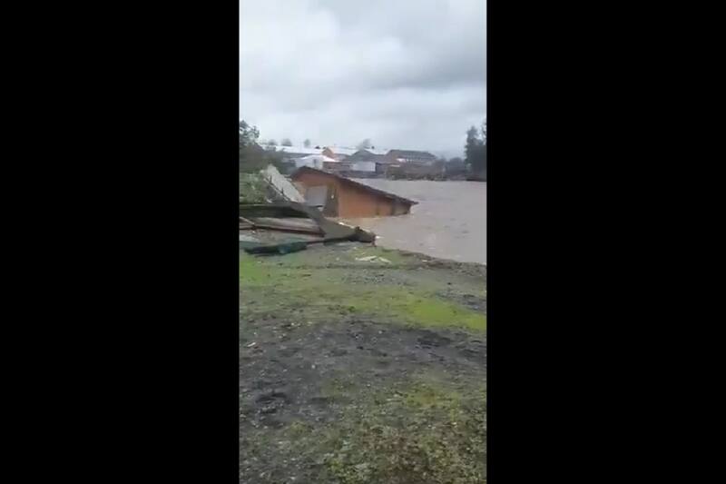 Desborde de río Chillán arrastró una vivienda en la Región de Ñuble. Créditos: @KL_Videos