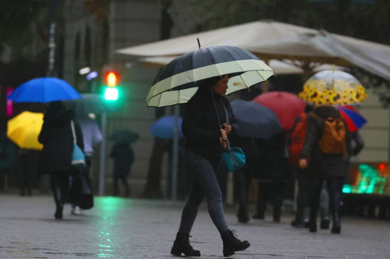 Provocará condiciones invernales intensas y lluvias en la capital.