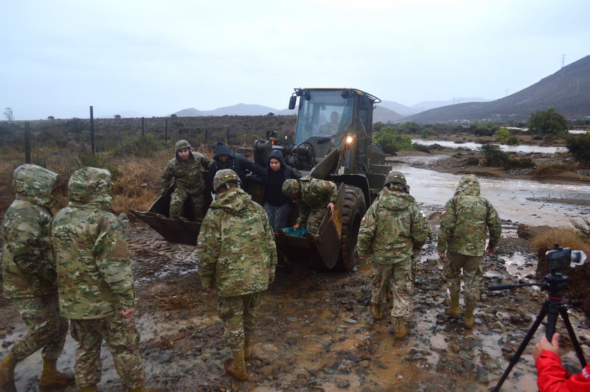 En la comuna de Coquimbo, en el sector rural de Tambillos, el Ejército de Chile realiza el rescate de familias aisladas con maquinaria pesada debido a la activación de quebradas. Foto: Agencia Aton.